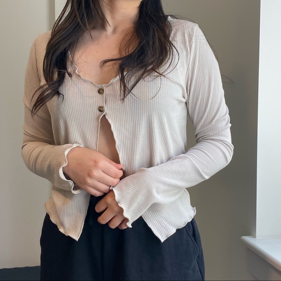 2-button cardigan top - Picture 2 of 6